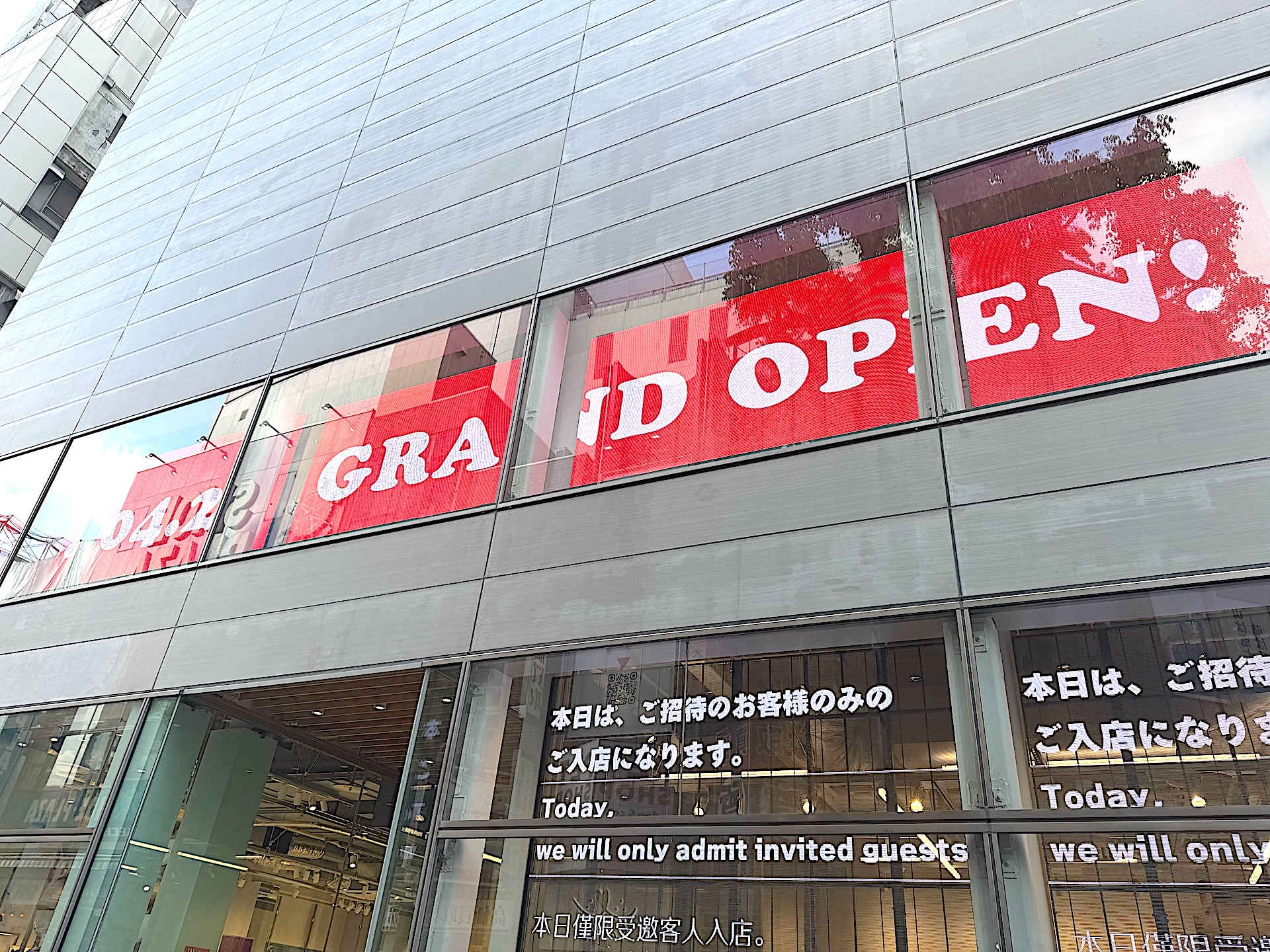 「キデイランド新宿店」外観の特徴としては1階、2階部分に透過型シースルーLEDビジョンが設置されている