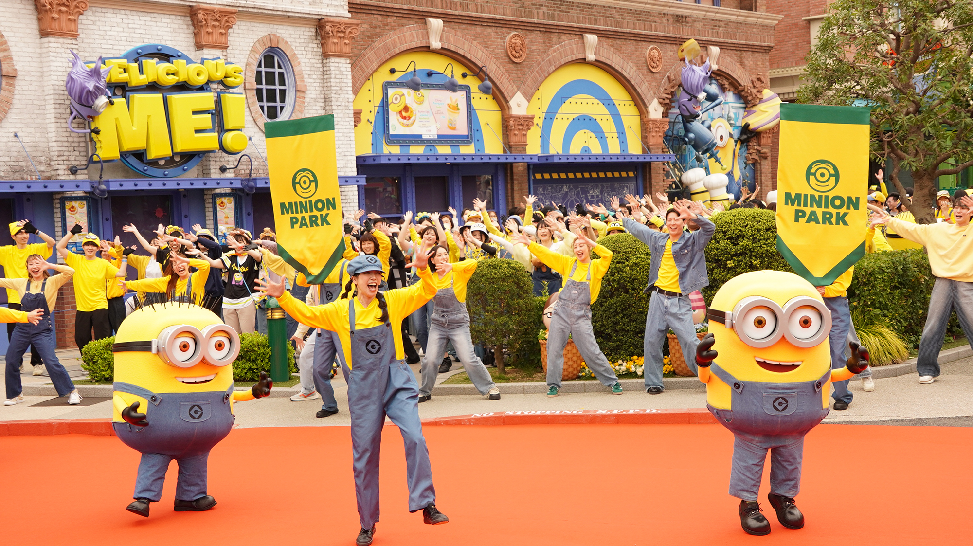 ダンサーに伴われてミニオンたちが登場