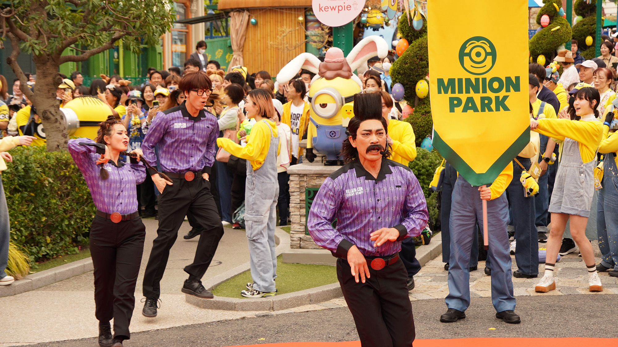 ダンスを踊ろうとしていると「踊らせな～い」と言いながらヴィラン達が出現