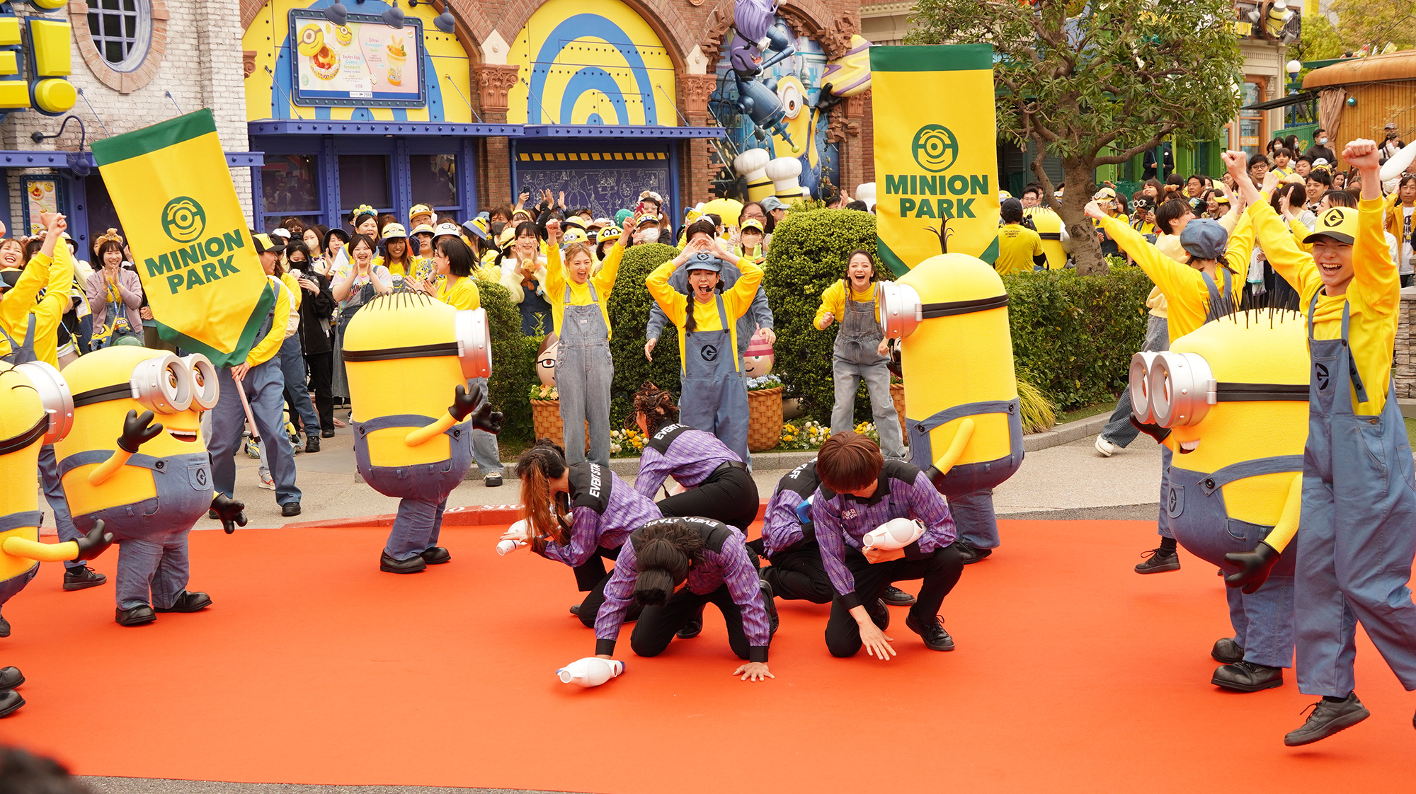 しかし、最後にはミニオンたちに取り押さえられてしまう