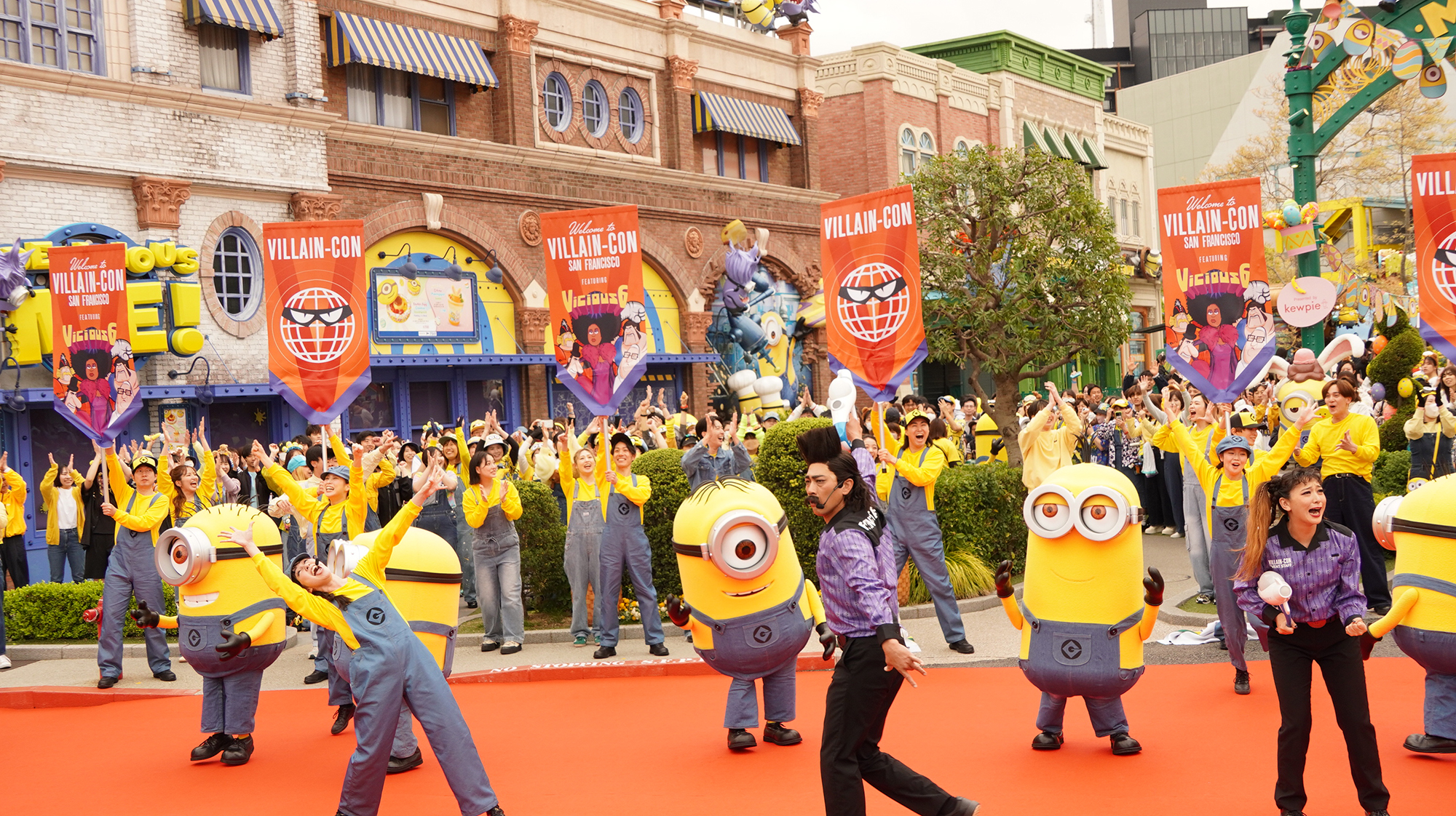 ミニオン・パークの拡張と新アトラクションを発表すると、旗も「ビシャス6」のものに