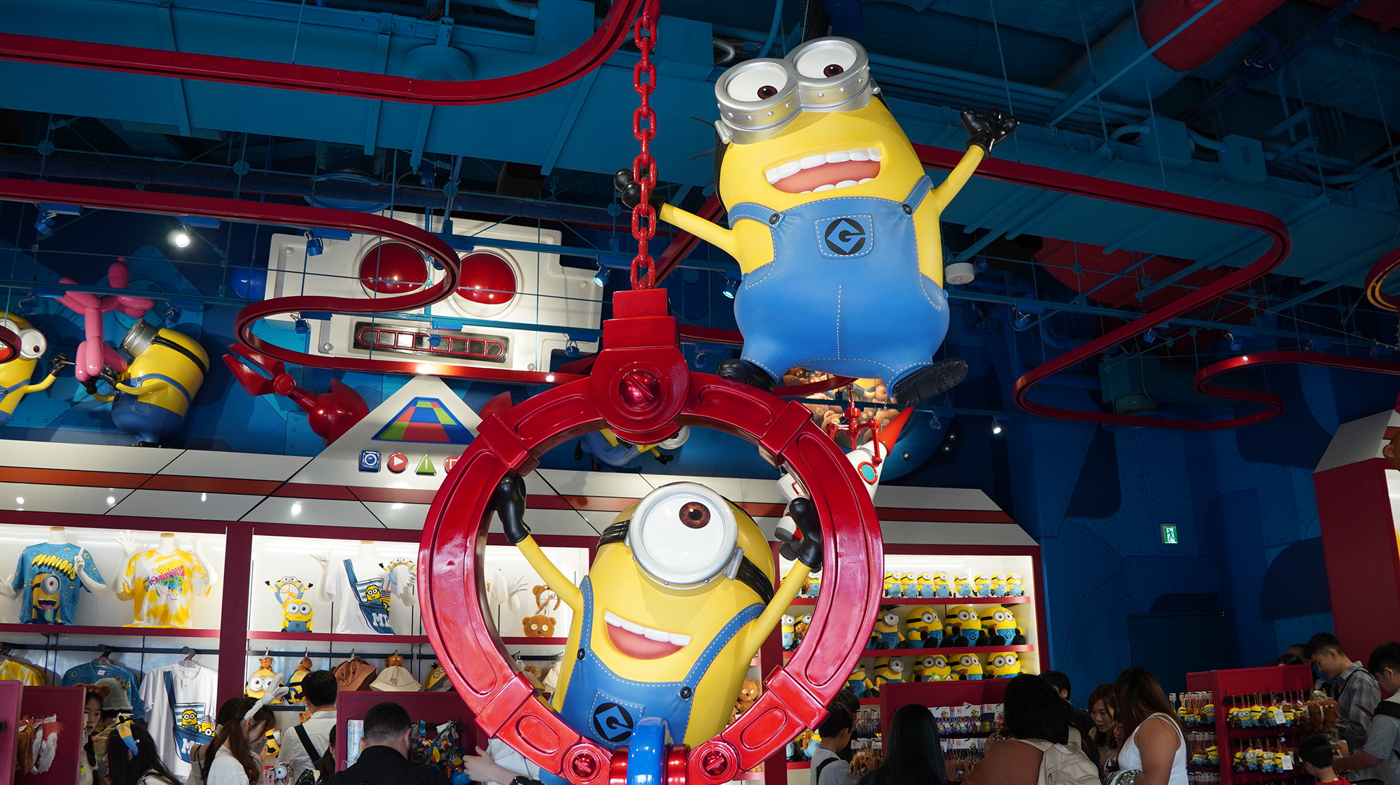 ミニオン・パーク内のショップでは、イースターの花を付けたティムグッズや、暑さ対策用のグッズなどかわいい新作グッズが多種多様に登場している