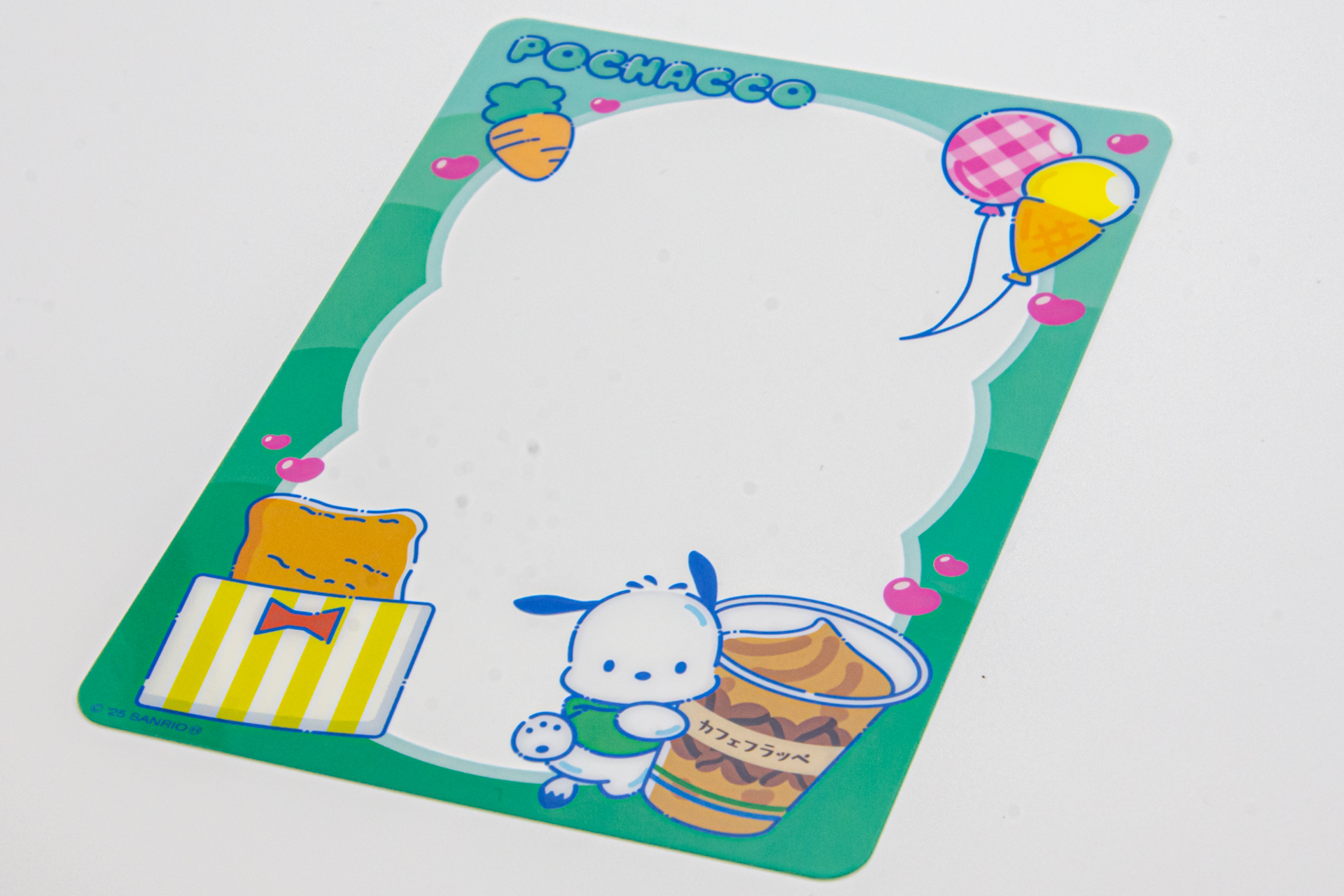 “推し”のブロマイドを、ポチャッコとシナモロールがより華やかに飾ってくれるクリアシート。ポチャッコのシートにはファミマ名物・ファミチキのイラストも！