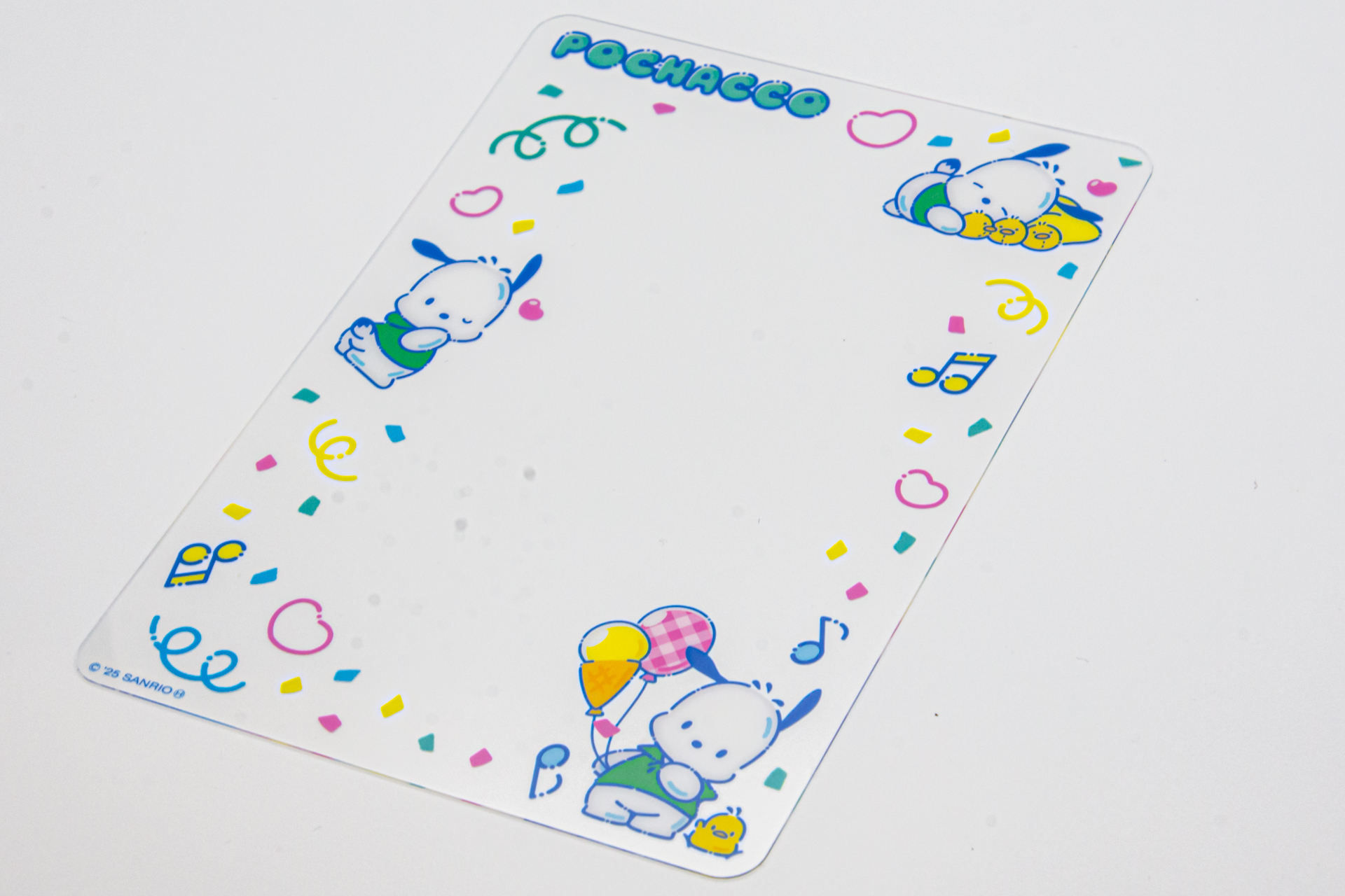 “推し”のブロマイドを、ポチャッコとシナモロールがより華やかに飾ってくれるクリアシート。ポチャッコのシートにはファミマ名物・ファミチキのイラストも！