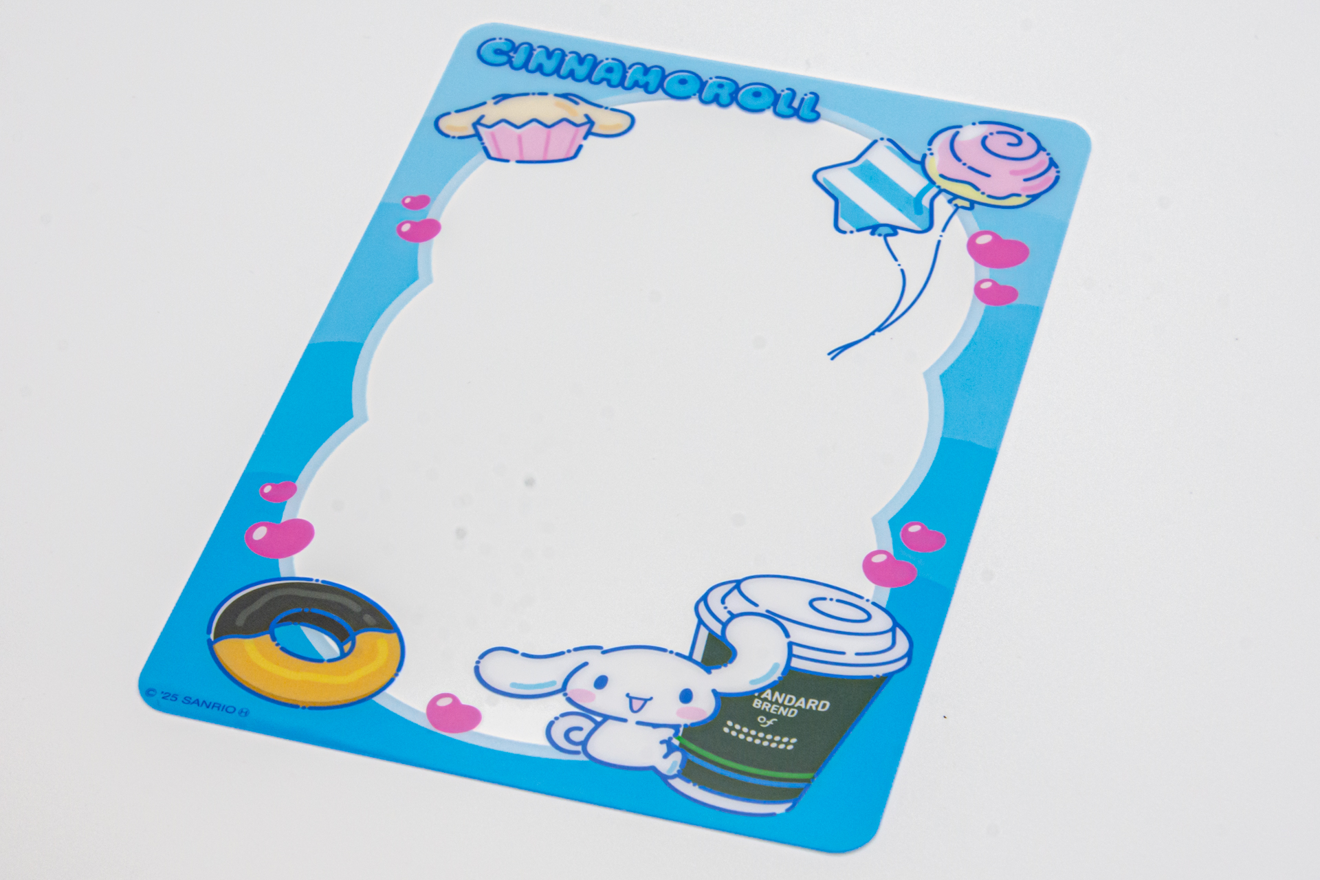 “推し”のブロマイドを、ポチャッコとシナモロールがより華やかに飾ってくれるクリアシート。ポチャッコのシートにはファミマ名物・ファミチキのイラストも！