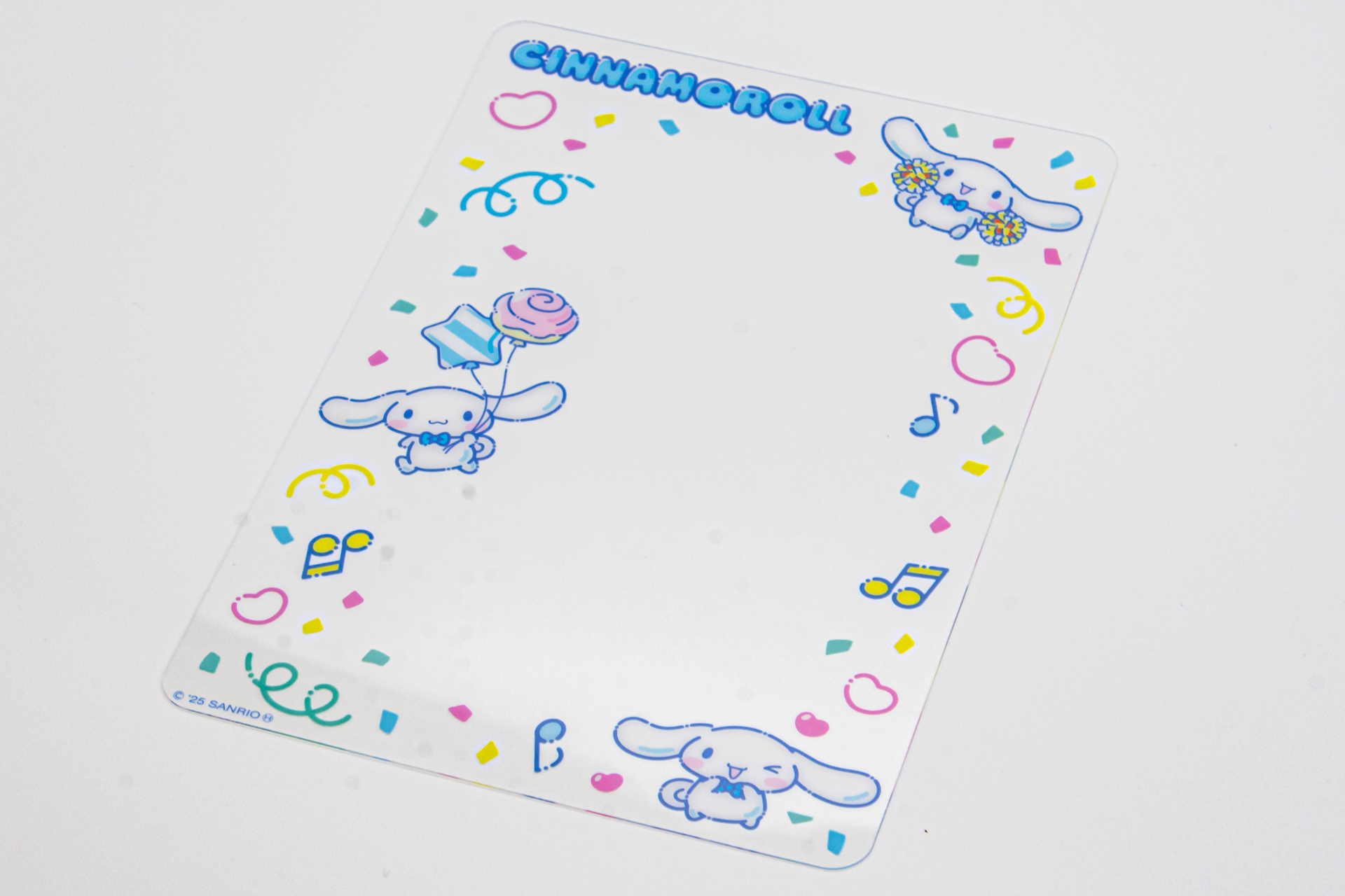 “推し”のブロマイドを、ポチャッコとシナモロールがより華やかに飾ってくれるクリアシート。ポチャッコのシートにはファミマ名物・ファミチキのイラストも！