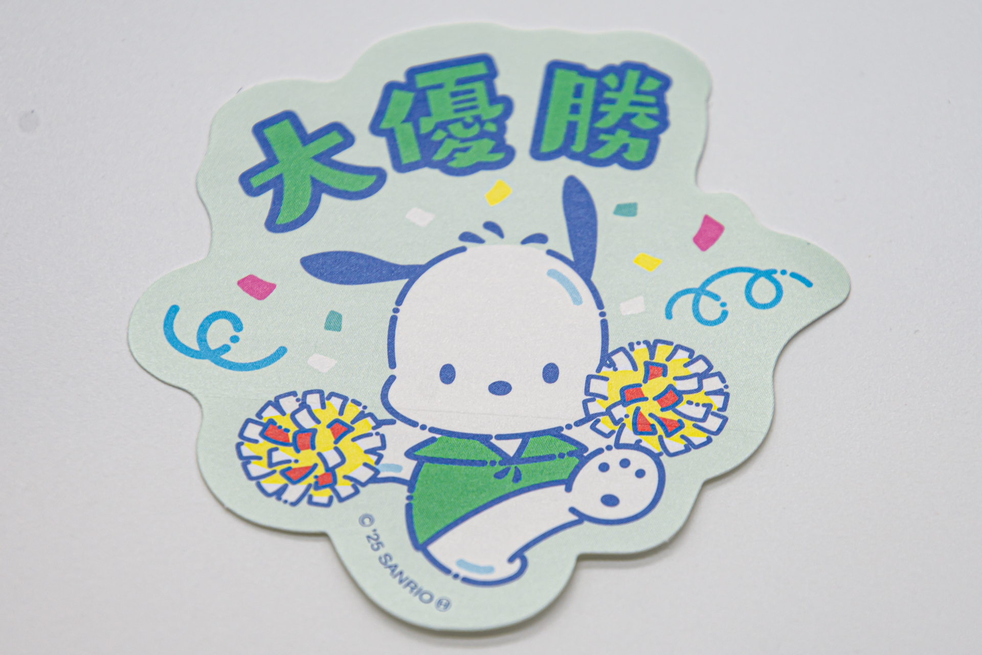 本キャンペーンオリジナルデザインのポチャッコとシナモロールのステッカー。貼ってしまうのがちょっともったいないと思ってしまうかわいさだ