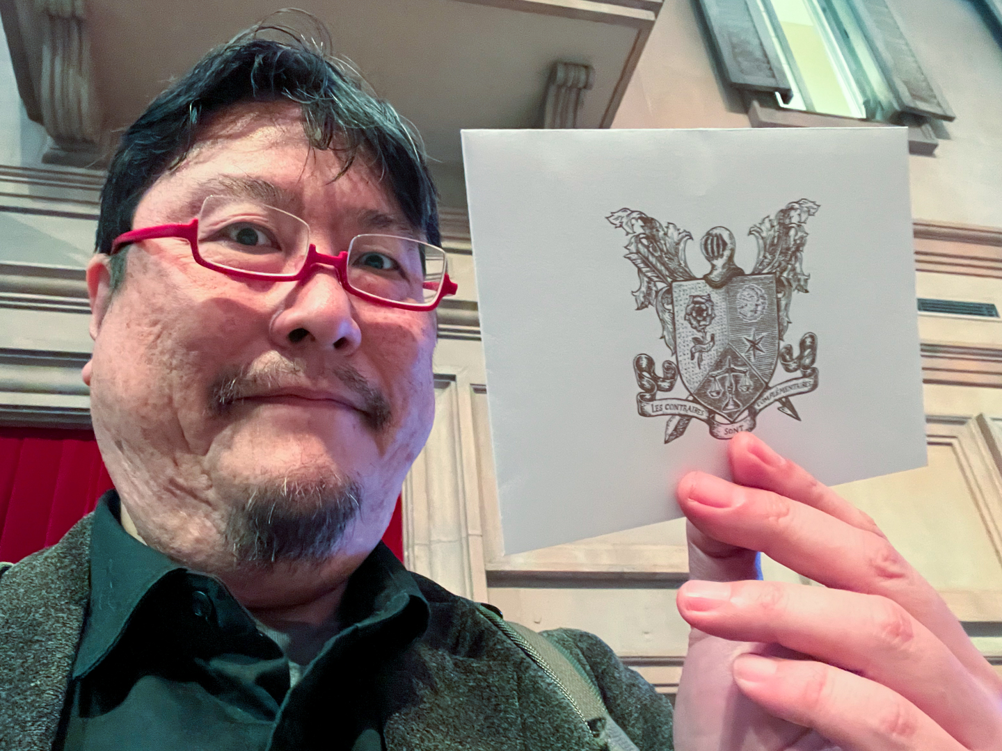 招待状から物語はスタートする