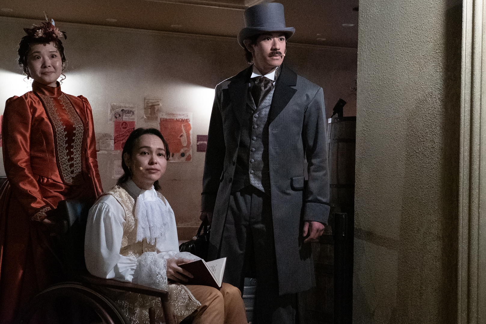 晩餐会への移動にあたっても演者たちが登場し、物語の始まりを感じる