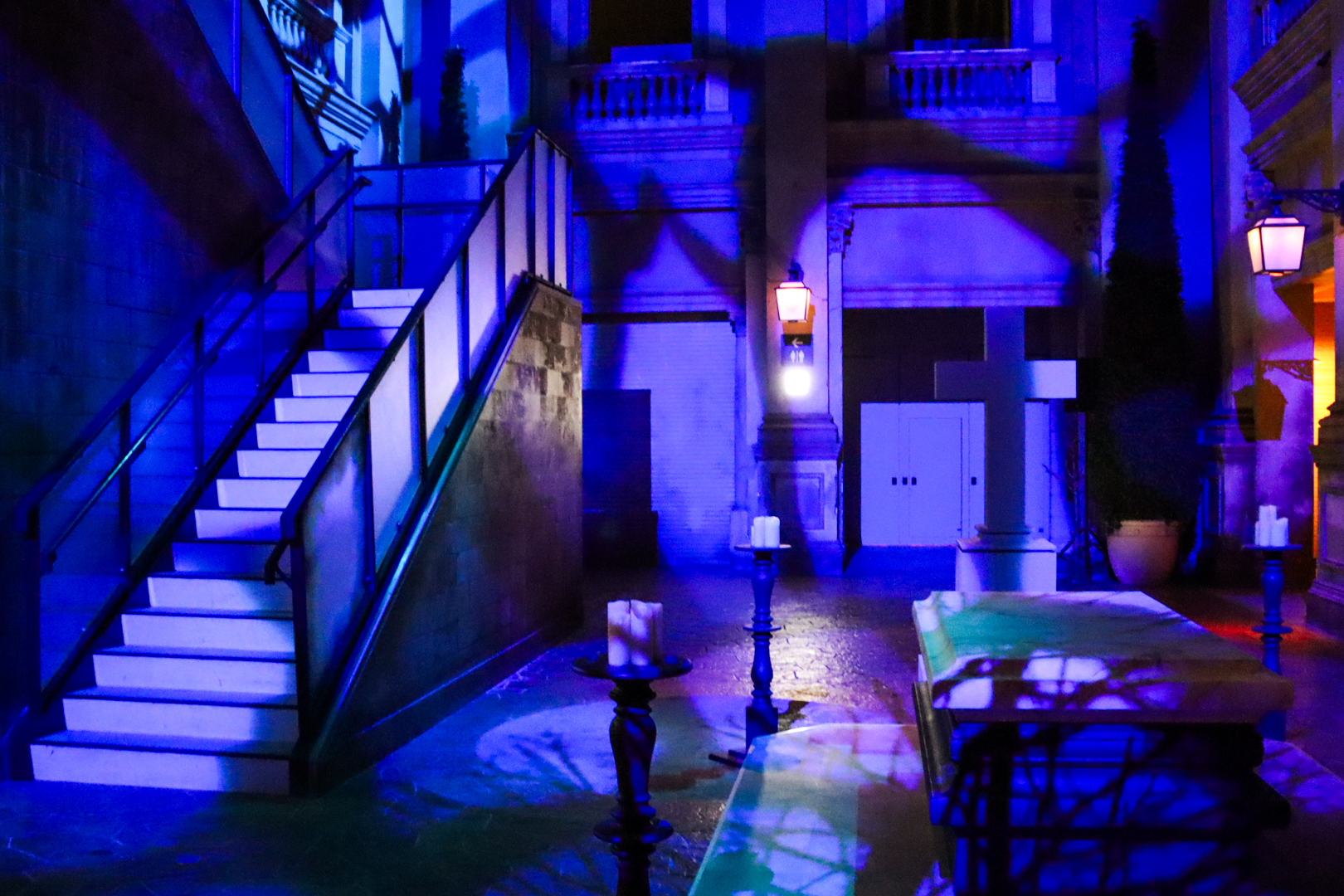 中庭には不思議なオブジェもあり、今後の展開が気になる