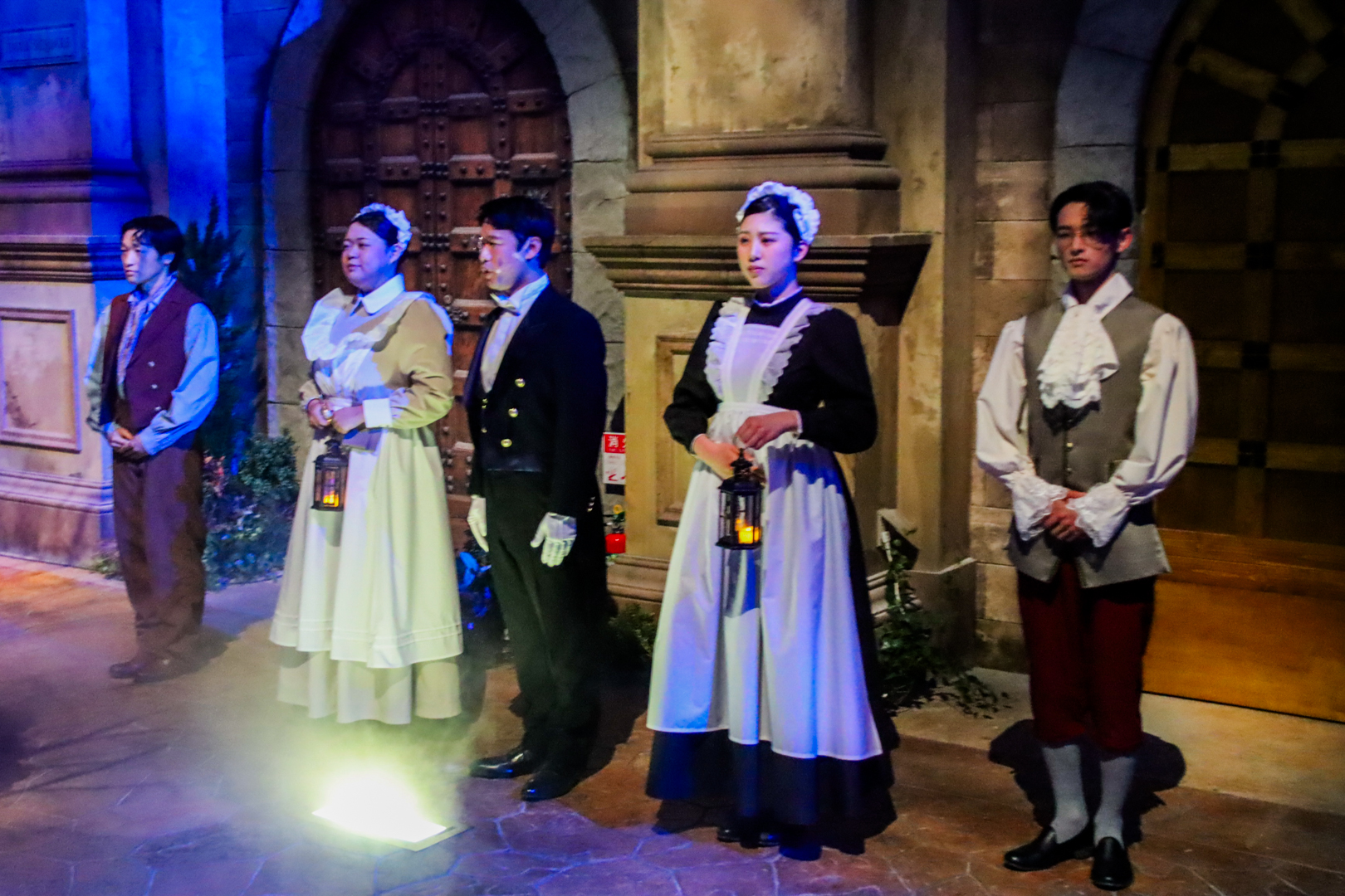 メイドたちからの歓待を受けるがどうやら、ここで少し待つ必要があるようなのだが……