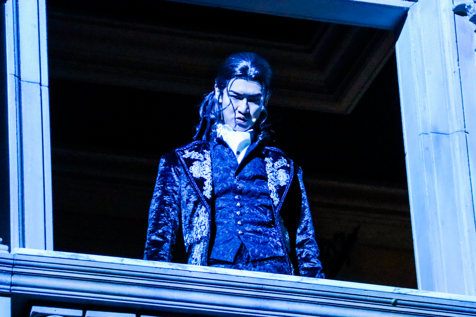 怪しい人物が登場し、いよいよ謎は深まる