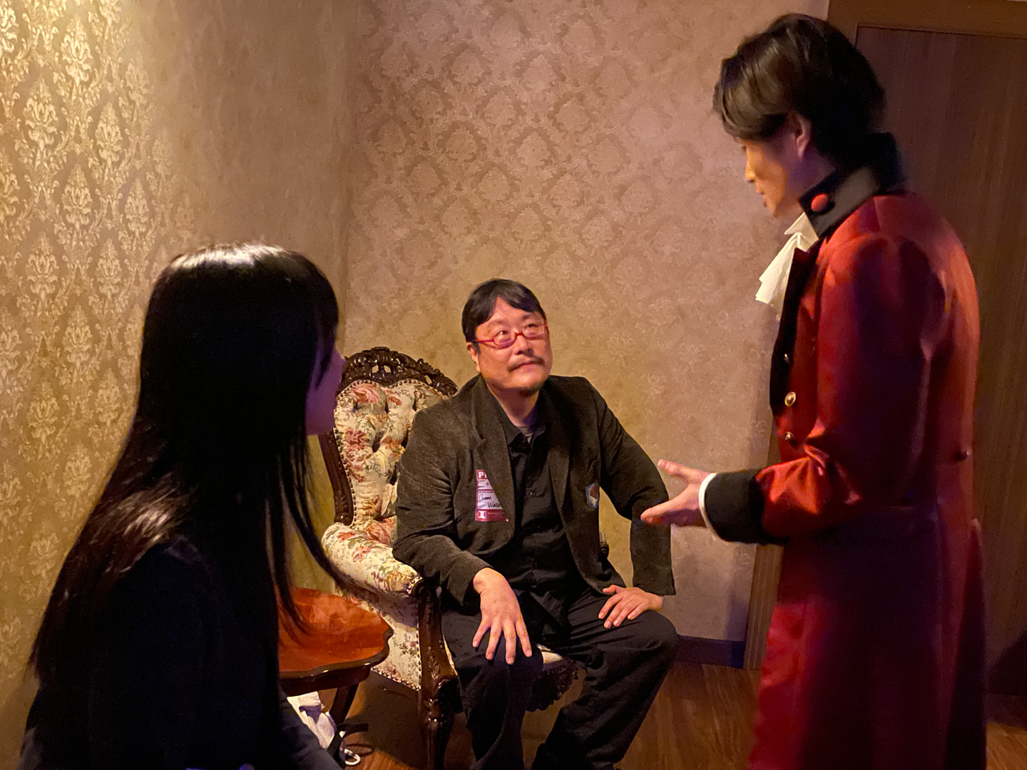 個室にてキャストとのトーク。結構緊張する人がいるかも