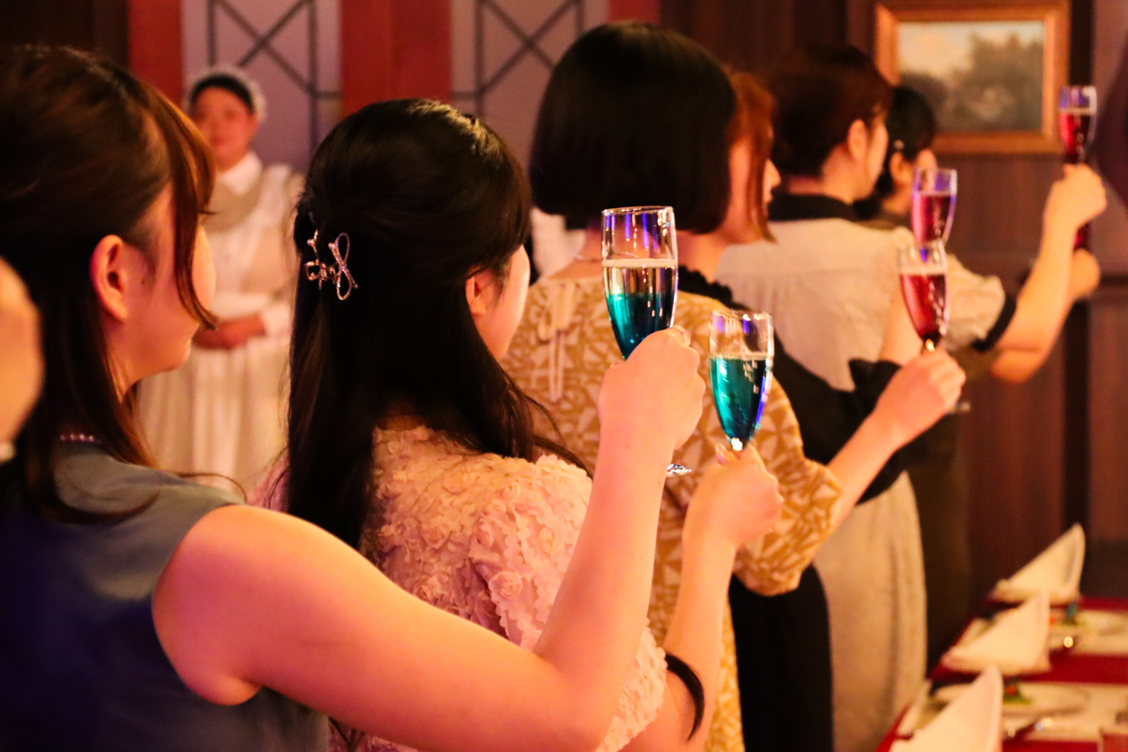 ウエルカムドリンクがカラフルに並ぶ。これは演出なのかそれとも？