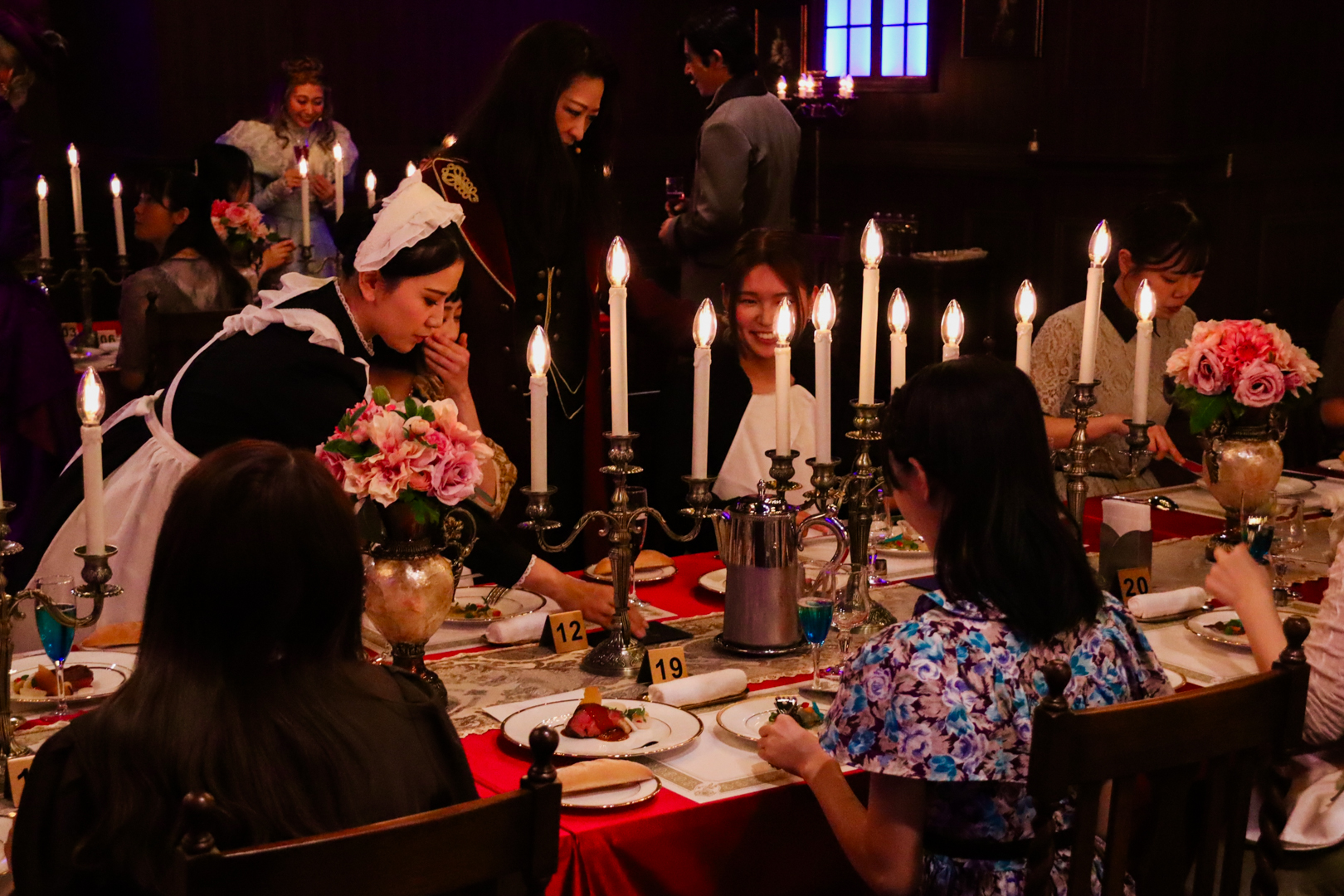 メイドさんのサーブも本格的だぞ