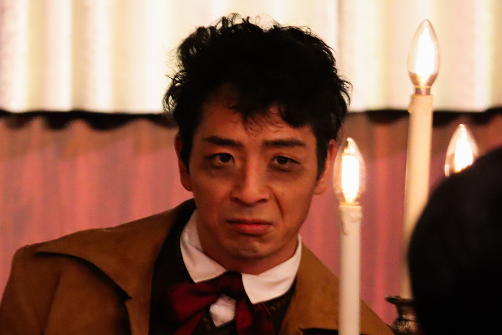 晩餐会には光の面だけでなく、そこに影を落とすようなキャストもいた