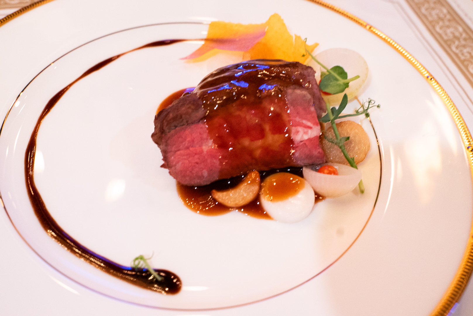 メインの肉料理は、本格的なローストビーフ