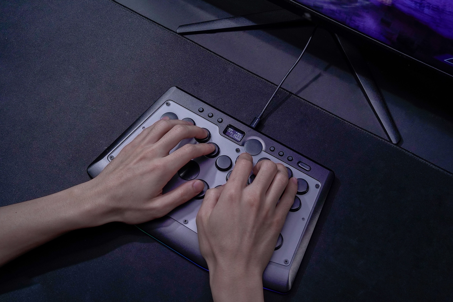 18ボタン＋レイアウト調整で“自分の手”に合わせられるカスタマイズが可能