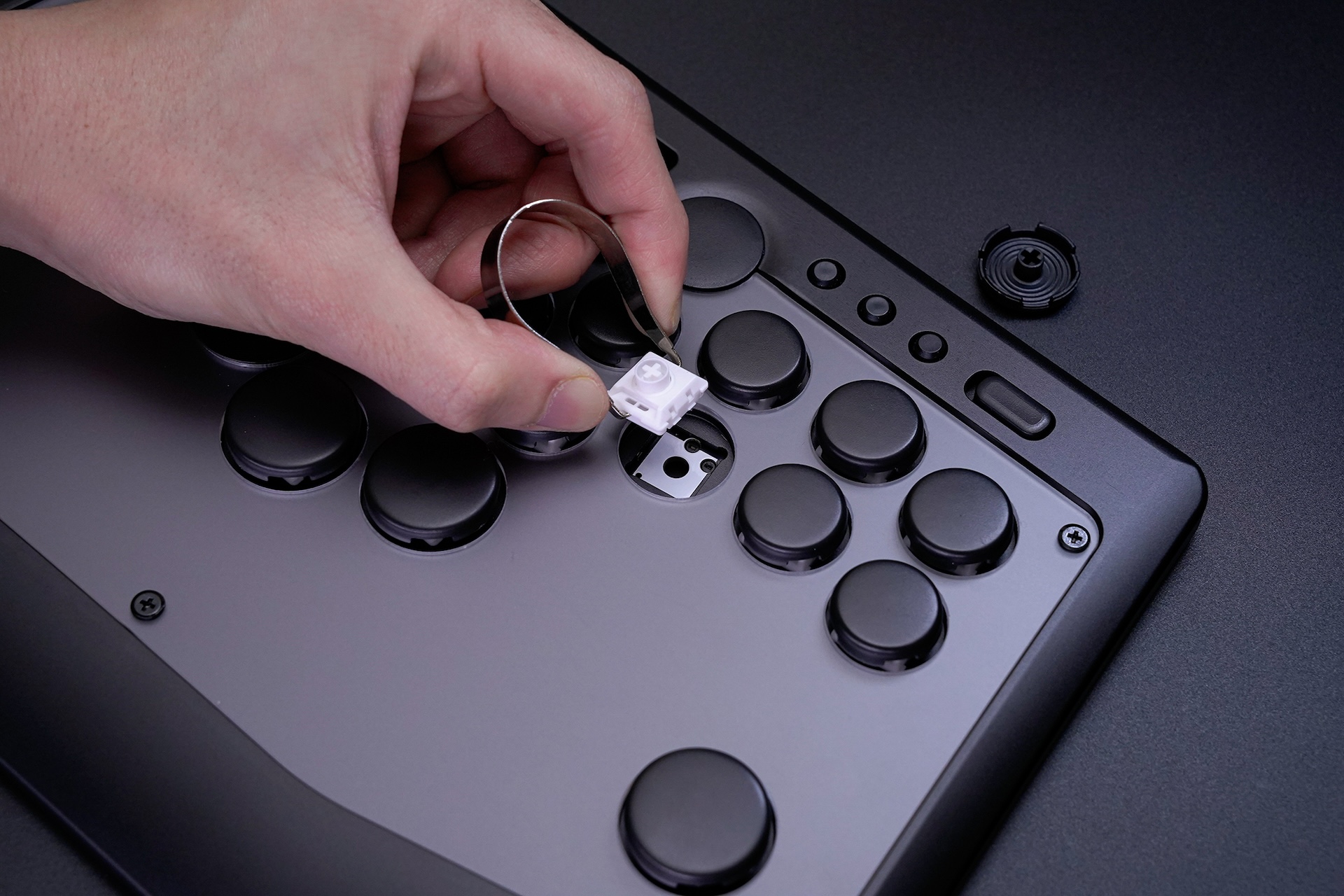 18ボタン＋レイアウト調整で“自分の手”に合わせられるカスタマイズが可能