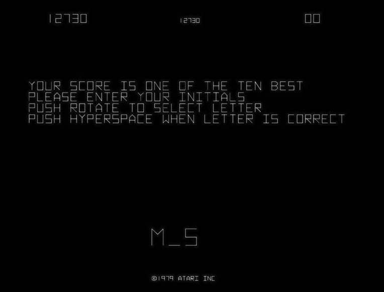 ゲームオーバー後のネームレジスト画面などに表示される文字も、ベクタースキャンのおかげで実に鮮やかで美しかった（※記事中の写真は家庭用なのでベクタースキャン表示ではない。念のため……）