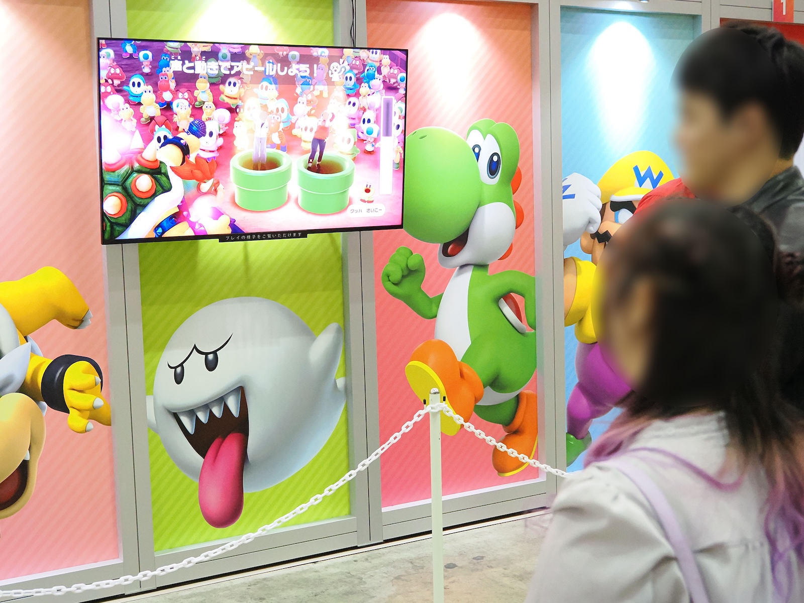 ブースの外からプレイ中の様子をモニターで見ることもできる
