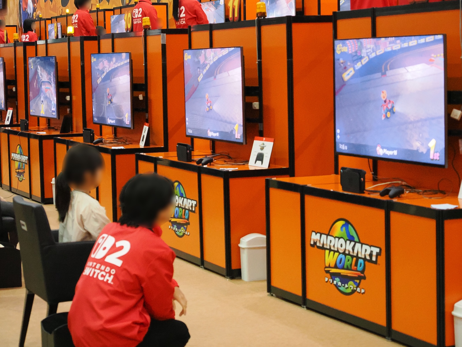 来場者が通りすがりに観戦することができる