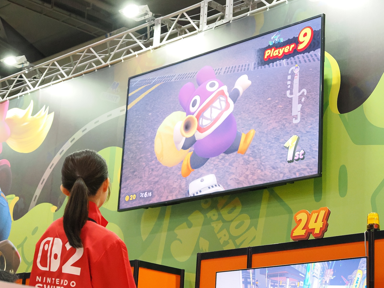 来場者が通りすがりに観戦することができる