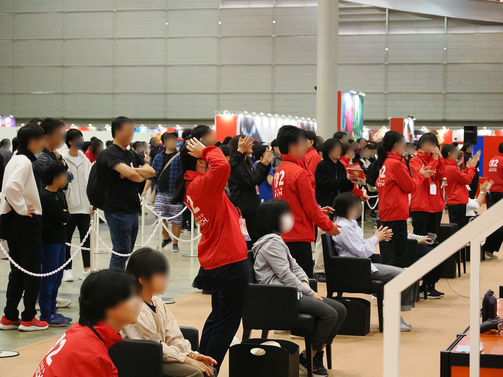 このブースでは実況中継付き。来場者やスタッフも盛り上がっていた