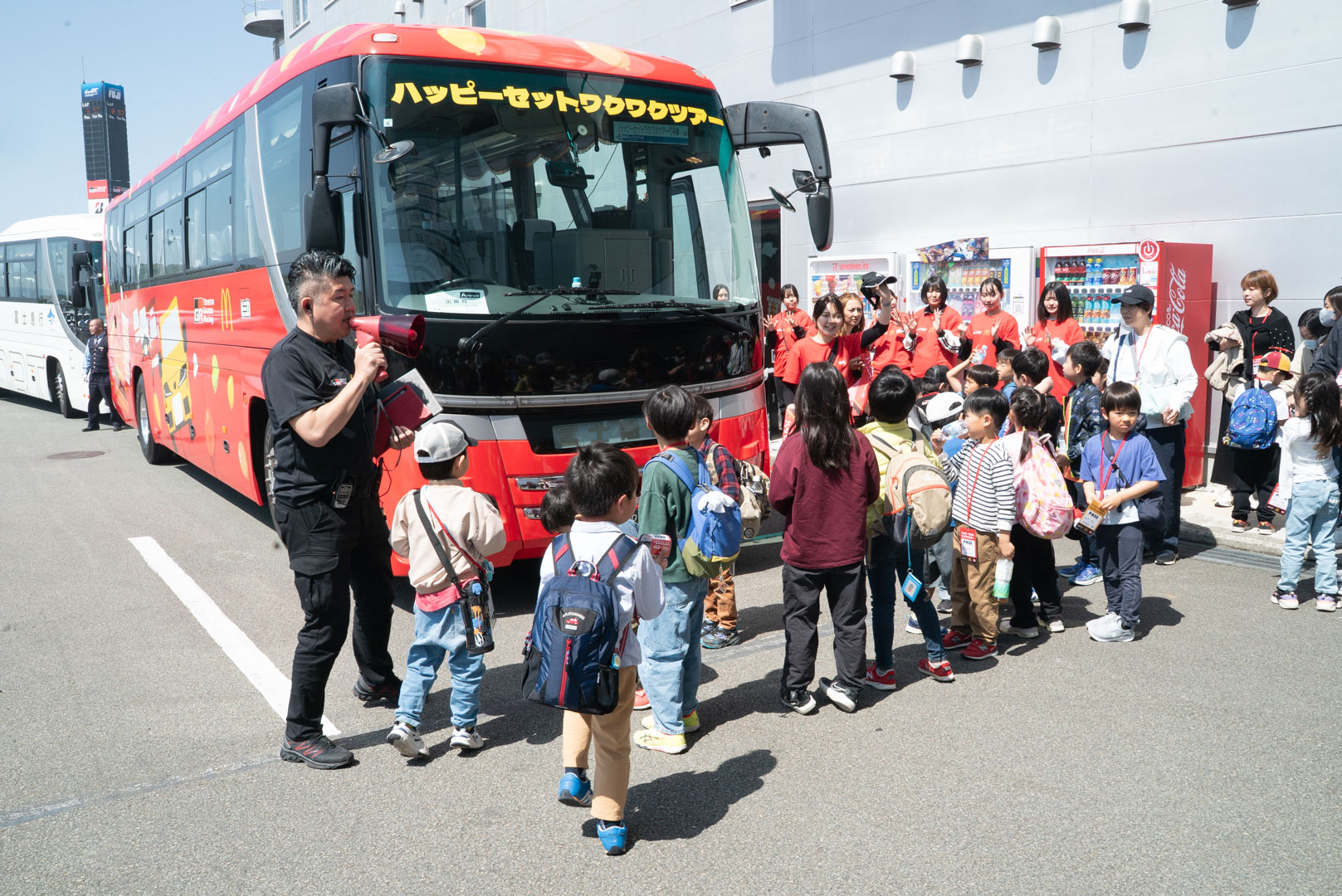 赤いラッピングバスで富士スピードウェイに現れた子どもたち！