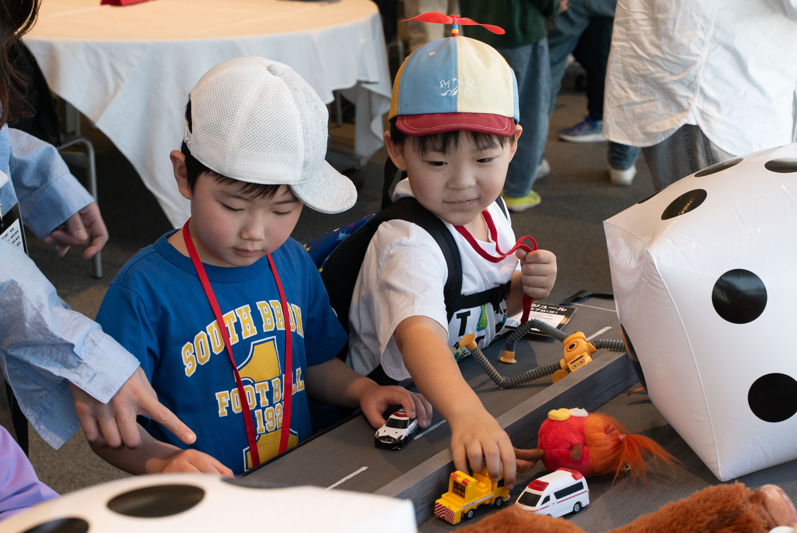 ウェルカムルームのあるトミカの早速飛びつく子もいるぞ