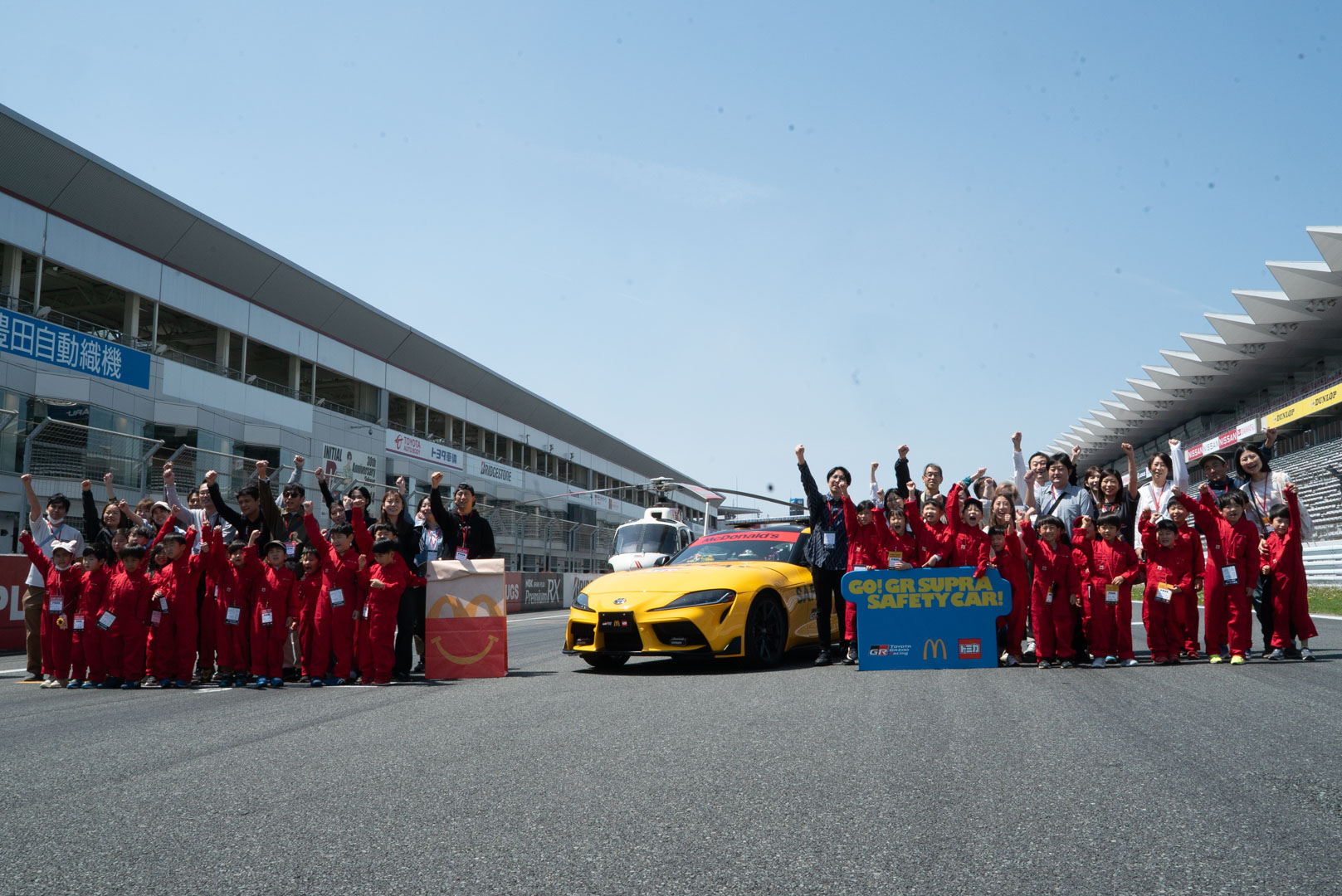 まずは全体で記念撮影。子どもたちの顔には期待に溢れる笑顔が溢れる