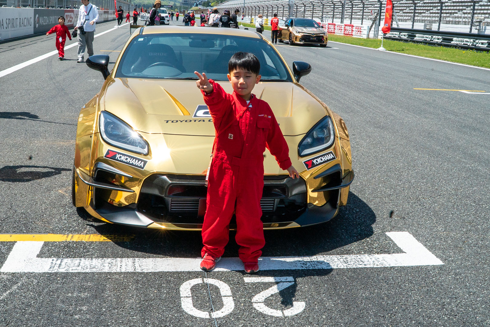 レース仕様のクルマの前でパチリ