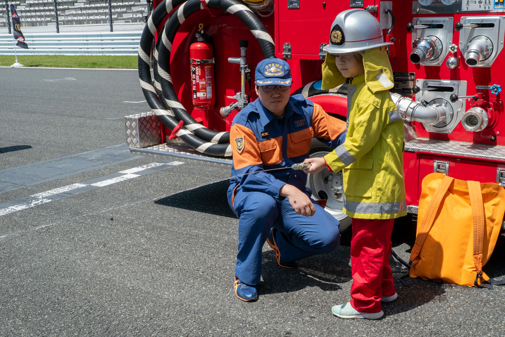 地元の消防団に手伝ってもらい、山火事を消火する体験も！