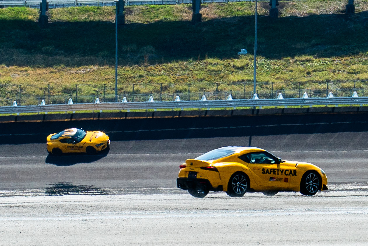 合計４台で随時出発するので、レース気分も味わえる。それにしてもバンクが結構きつい