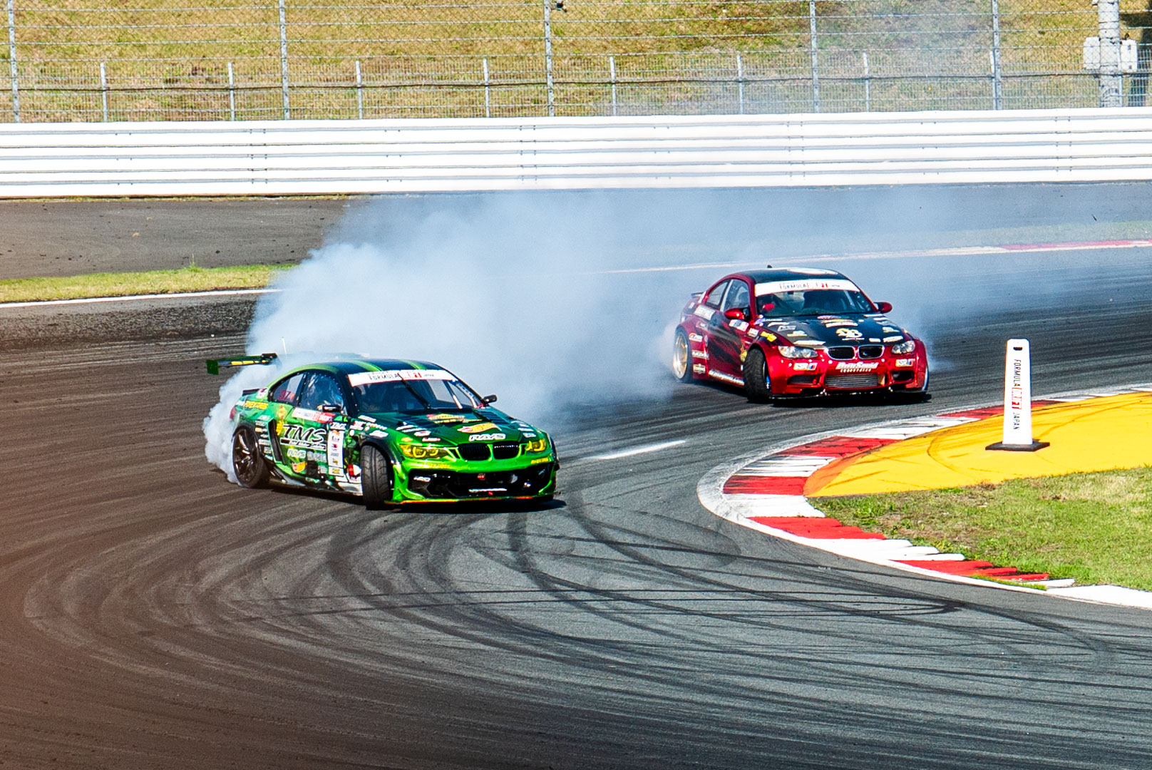 迫力のあるドリフトシーン。後続車は白煙で前が見えない