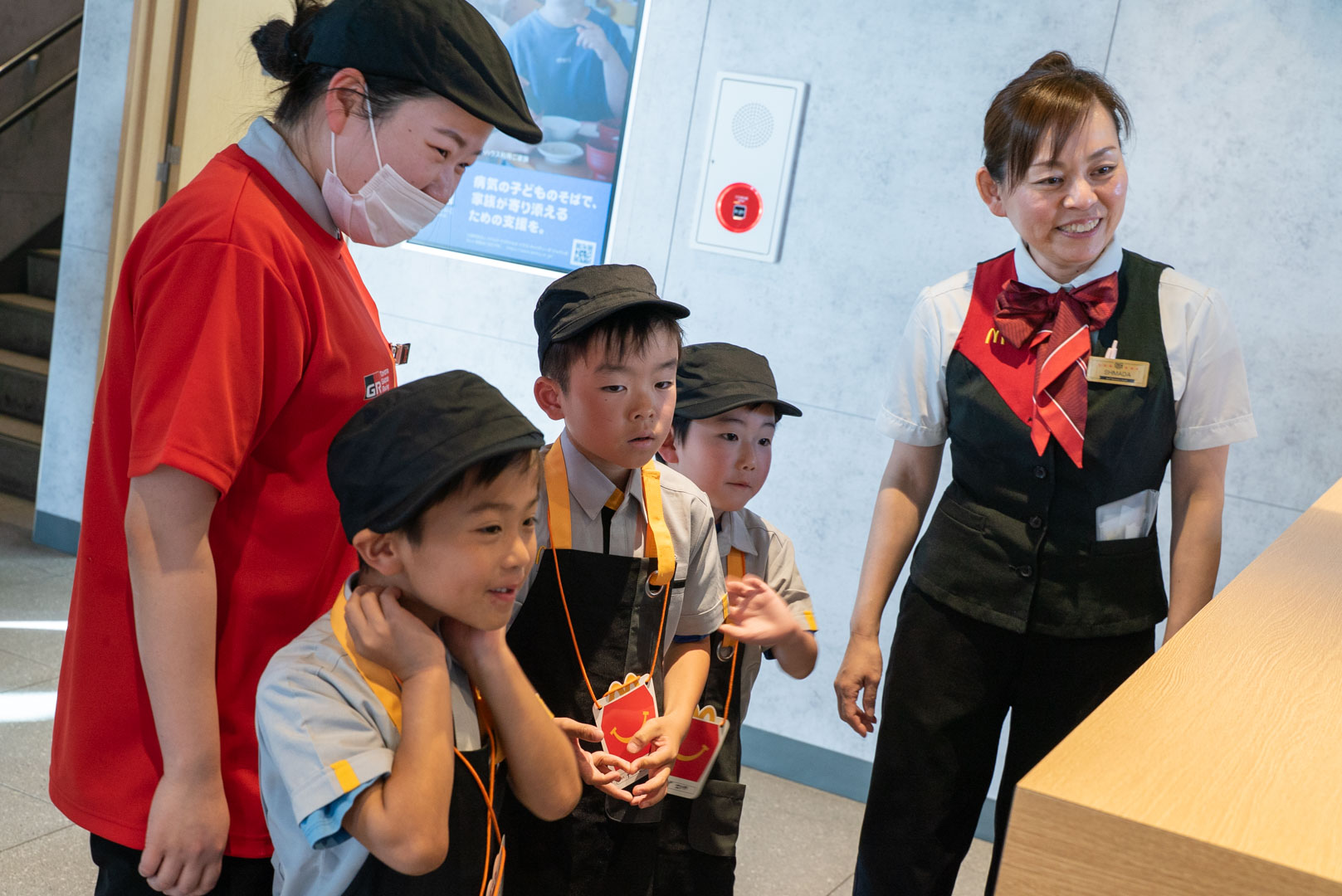 クルーの説明を真剣に聞く子どもたち