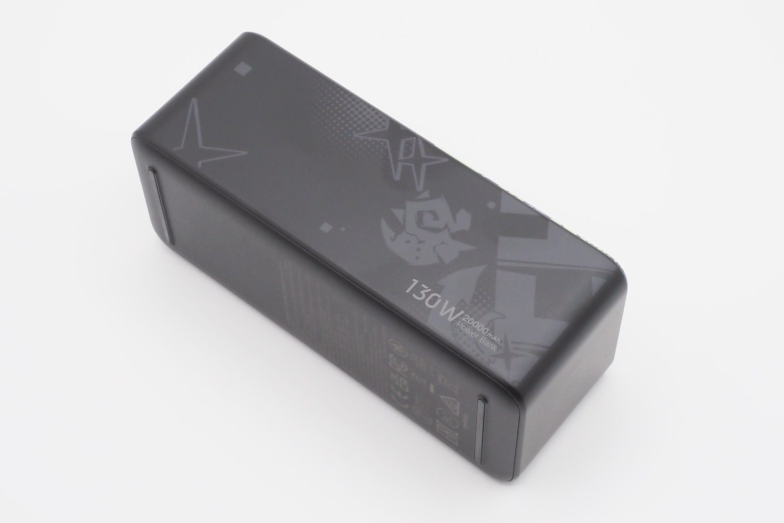 左サイドには130W供給可能なモバイルバッテリーであることがすぐにわかるロゴを配置