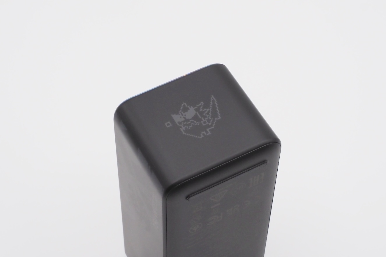 底面には作中でキィニチと行動を共にするアハウの姿が……！