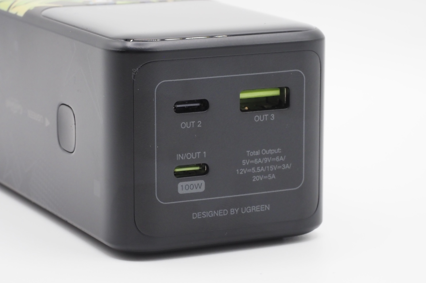 電源出力端子はUSB-C×2、USB-A×1の計3ポート。USB-Cの内、一つは電源入力端子も兼ねている