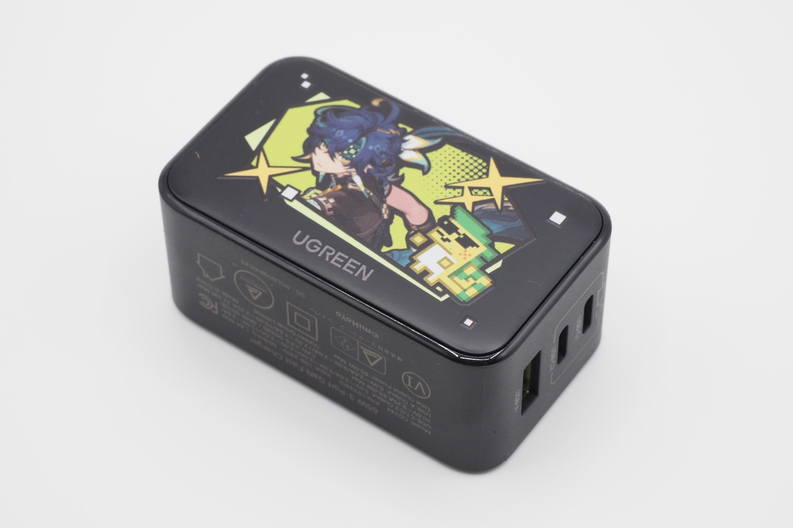 キィニチ仕様のUSB充電器。普段はコンセントに差すためあまり見ることはないが、つい持ち運びたくなるデザインだ