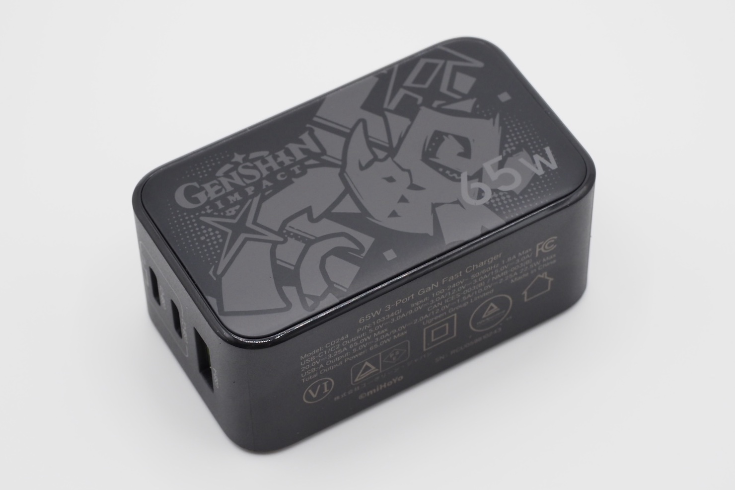 右サイドには「Genshin Impact」と「65W」の文字