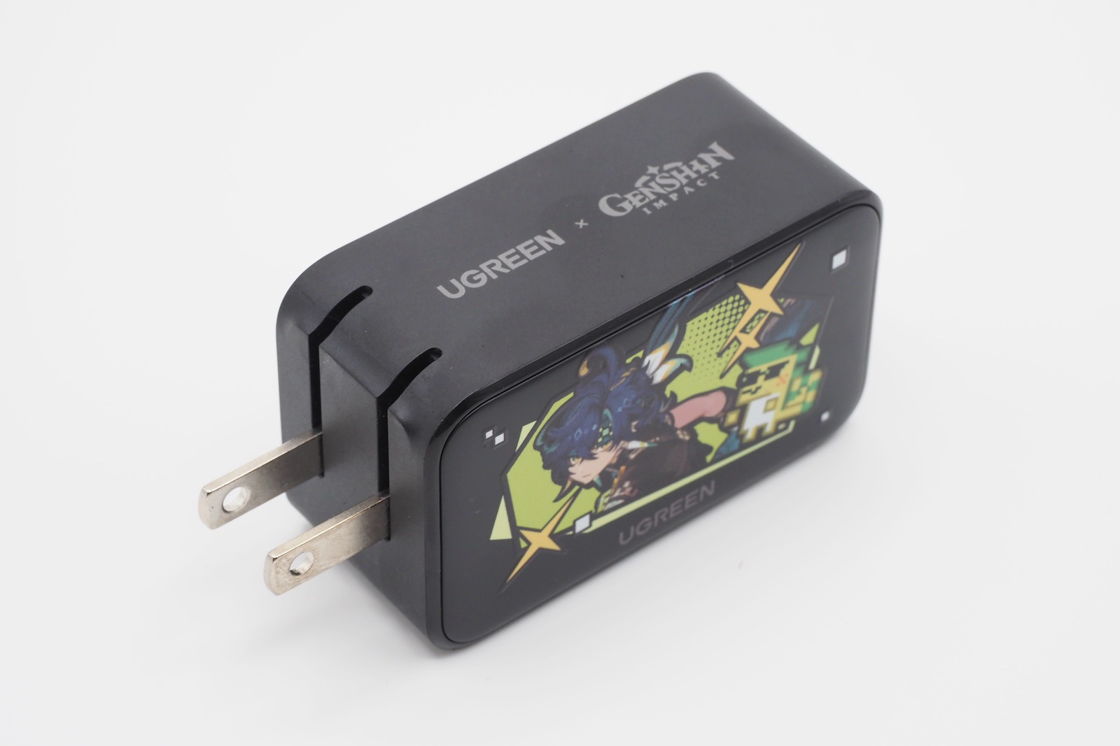 プラグは折りたたみ可能で、持ち運びしやすいUSB充電器だ