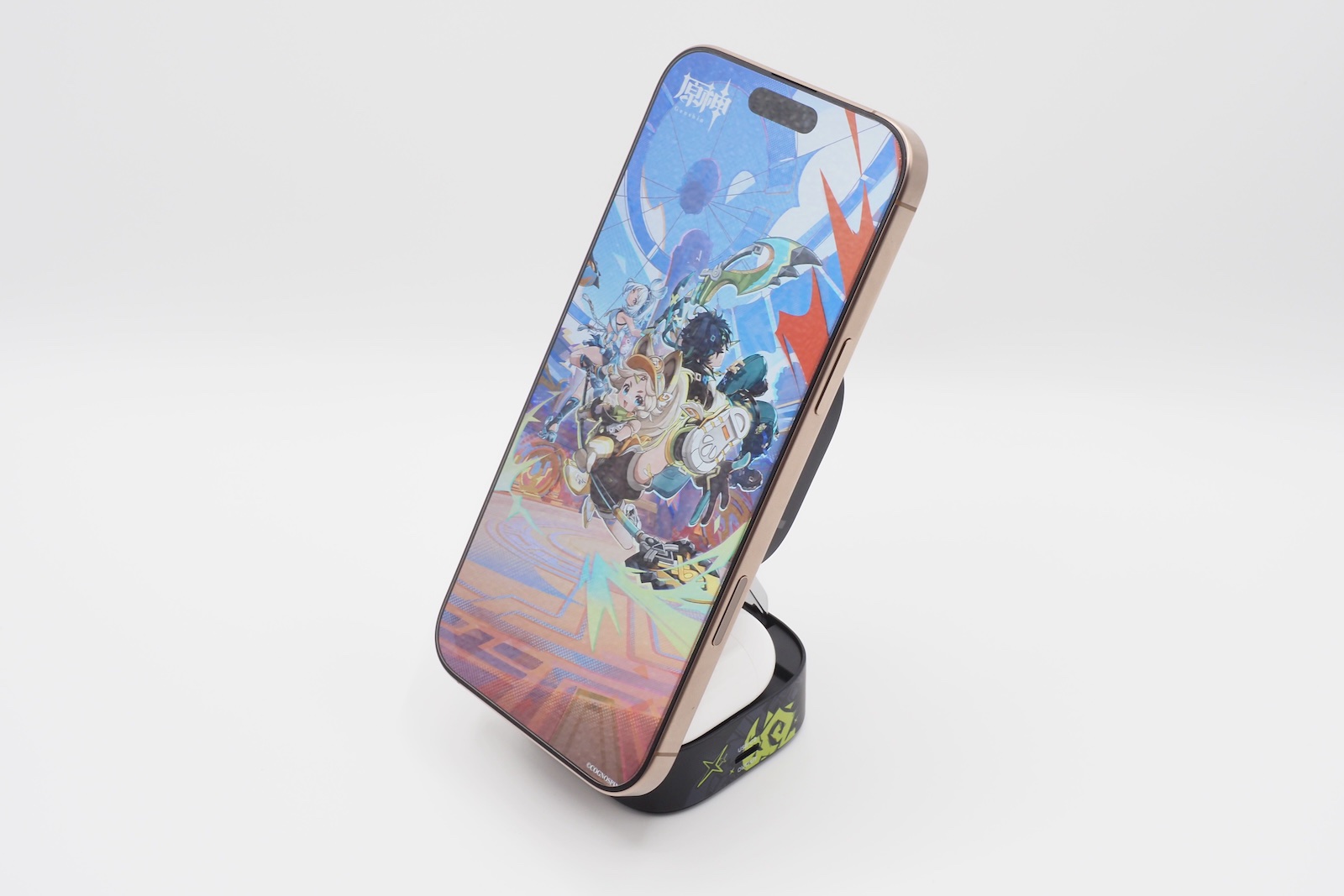 展開した状態で筆者のiPhone 16 Pro MaxとAirPods 4を置いてみた