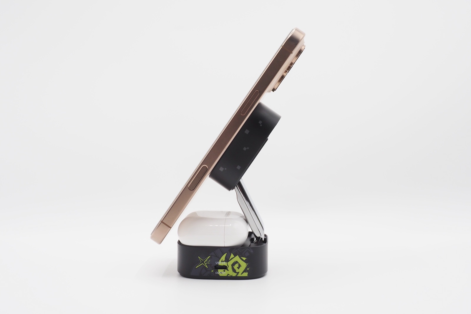 持ち運び重視のコンパクトサイズだが、重たいMaxサイズのiPhoneをしっかりと支えている