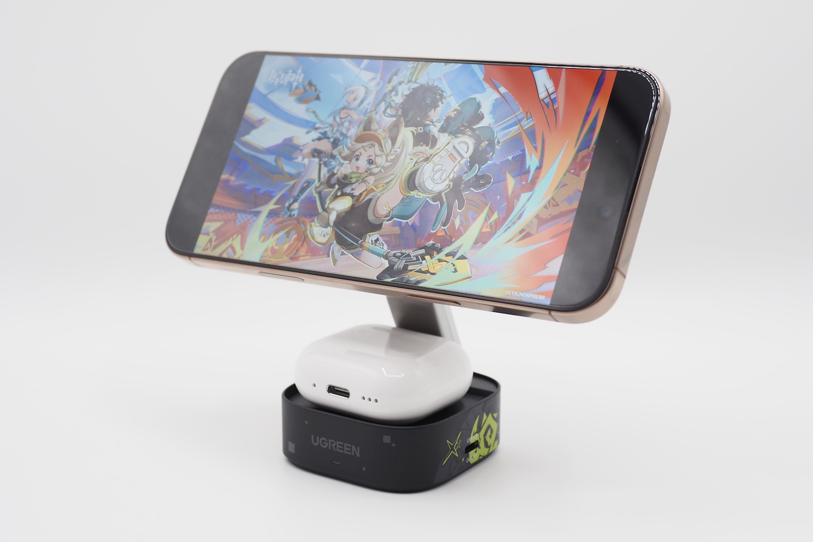 iPhoneを横置きにすると、動画を見ながら充電するときに便利だ