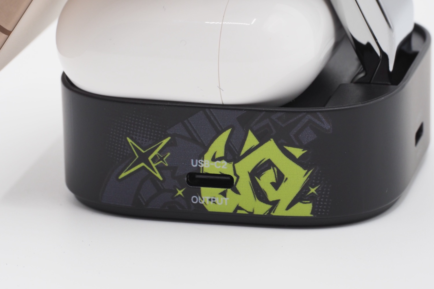 右サイドには5W出力が可能なUSB-C端子を搭載。Apple Watchといったあまり電力を必要としないガジェットを充電できる