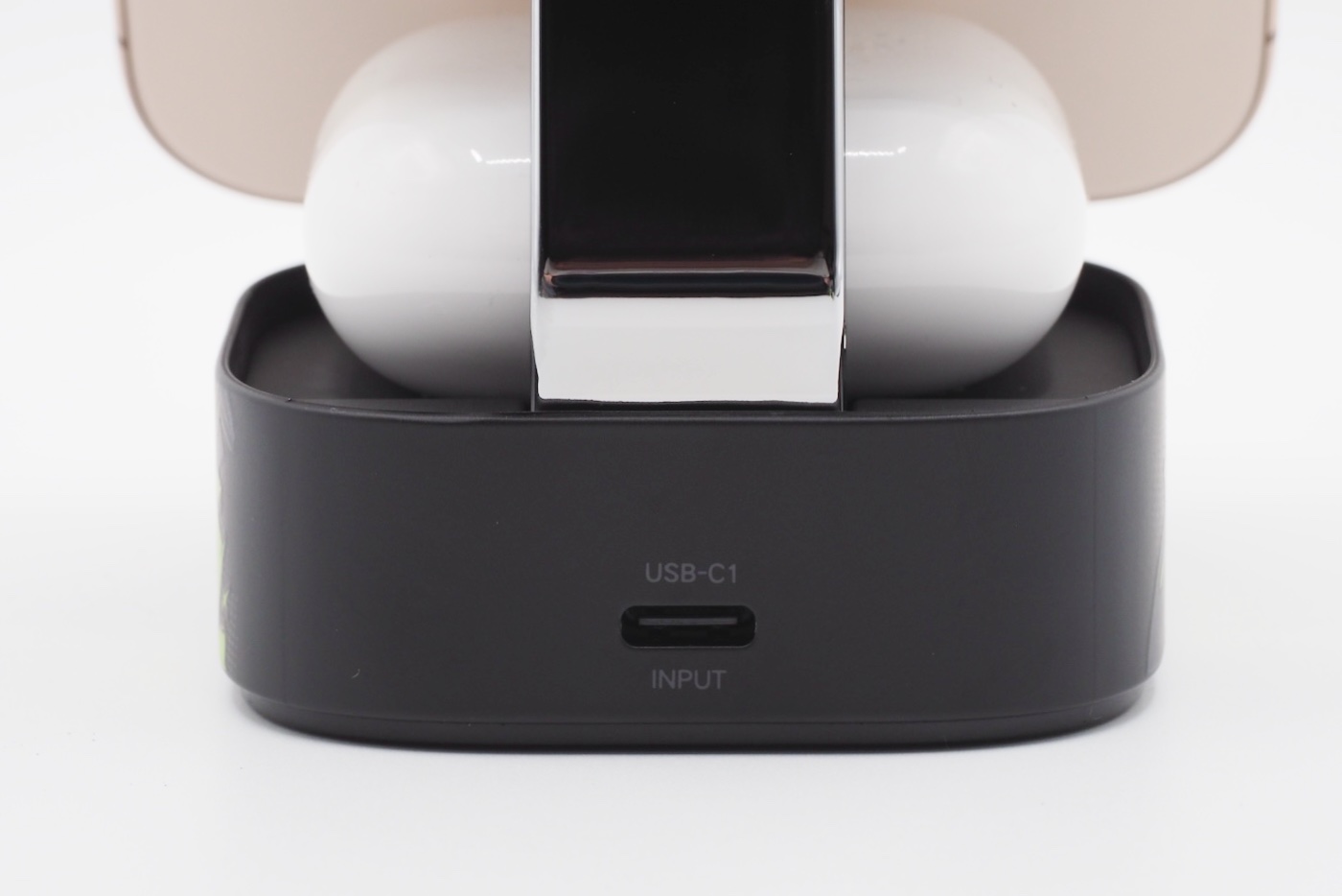 後部にUSB-C入力端子を備えている