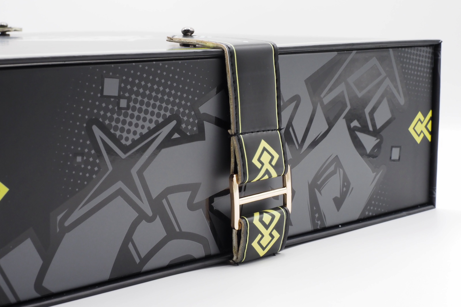 固定にはベルトが使われていて高級感がある