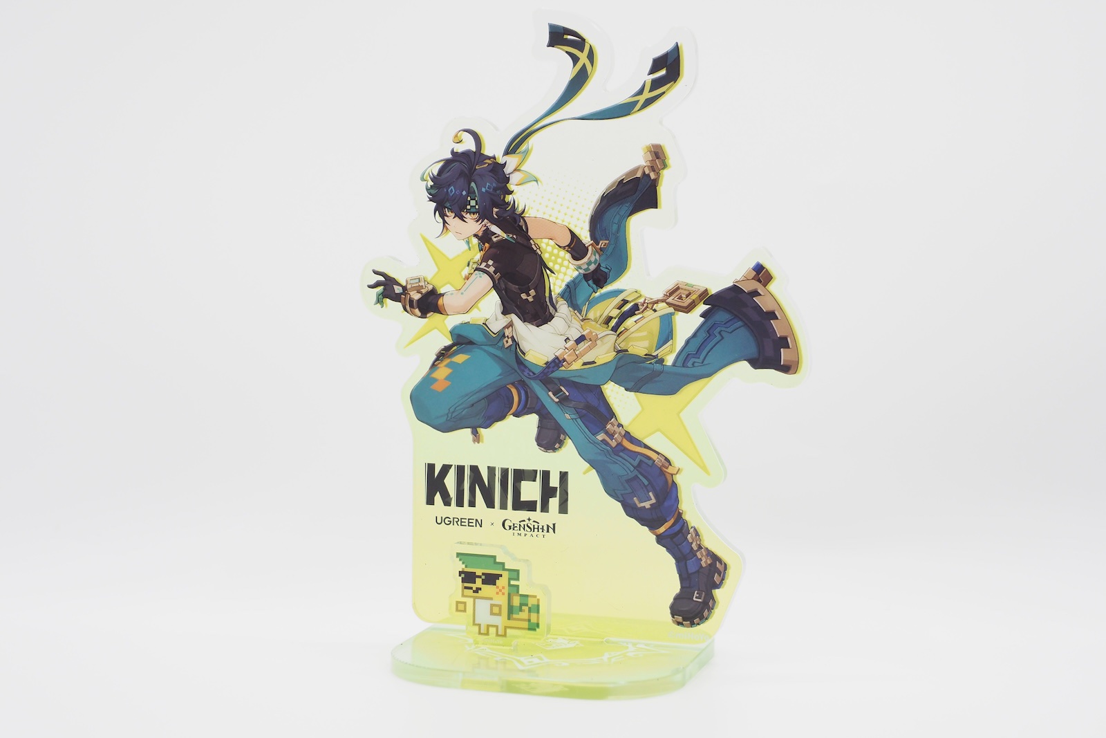 キィニチのアクリルスタンド。UGREEN×原神コラボのロゴ入りだ