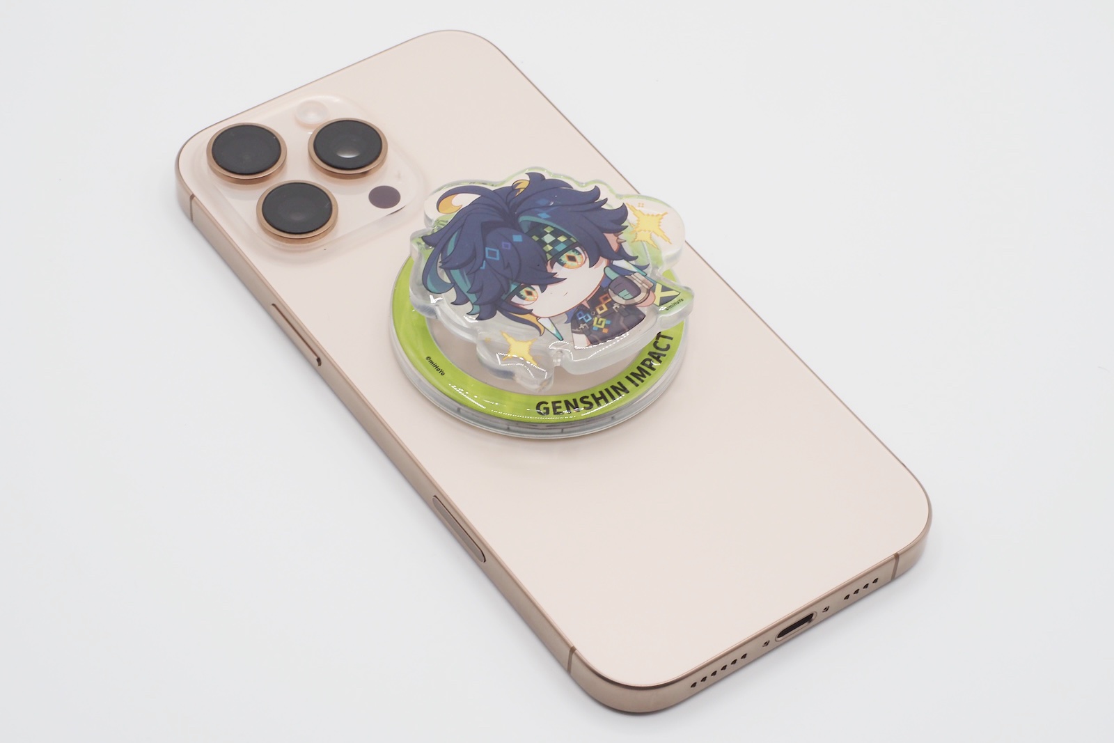 iPhoneなど背面にマグネットを搭載したスマホに装着できる